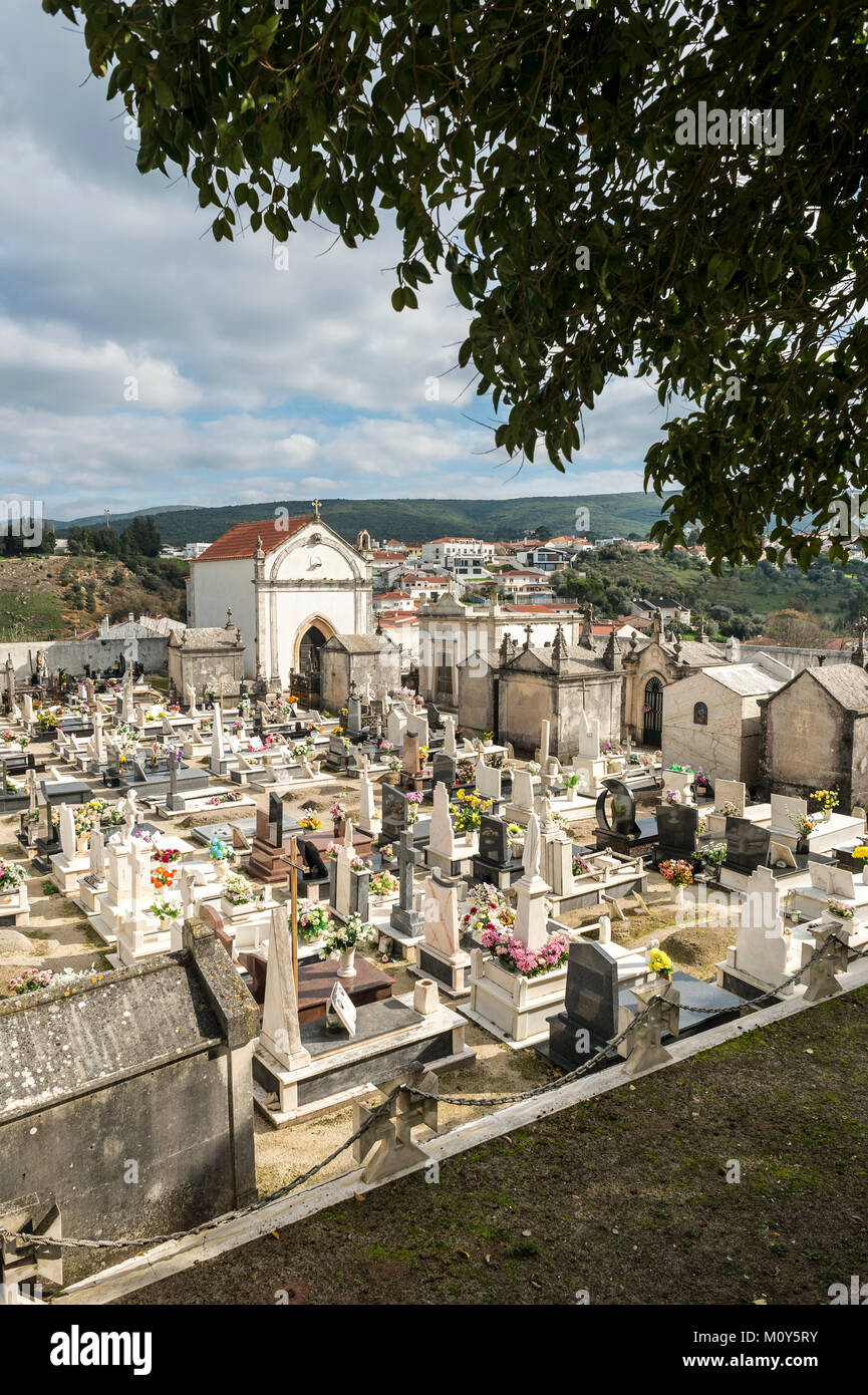Schönen Friedhof und Mausoleen auf der Burg in Porto de Mos, nr Leiria, Portugal. Stockfoto
