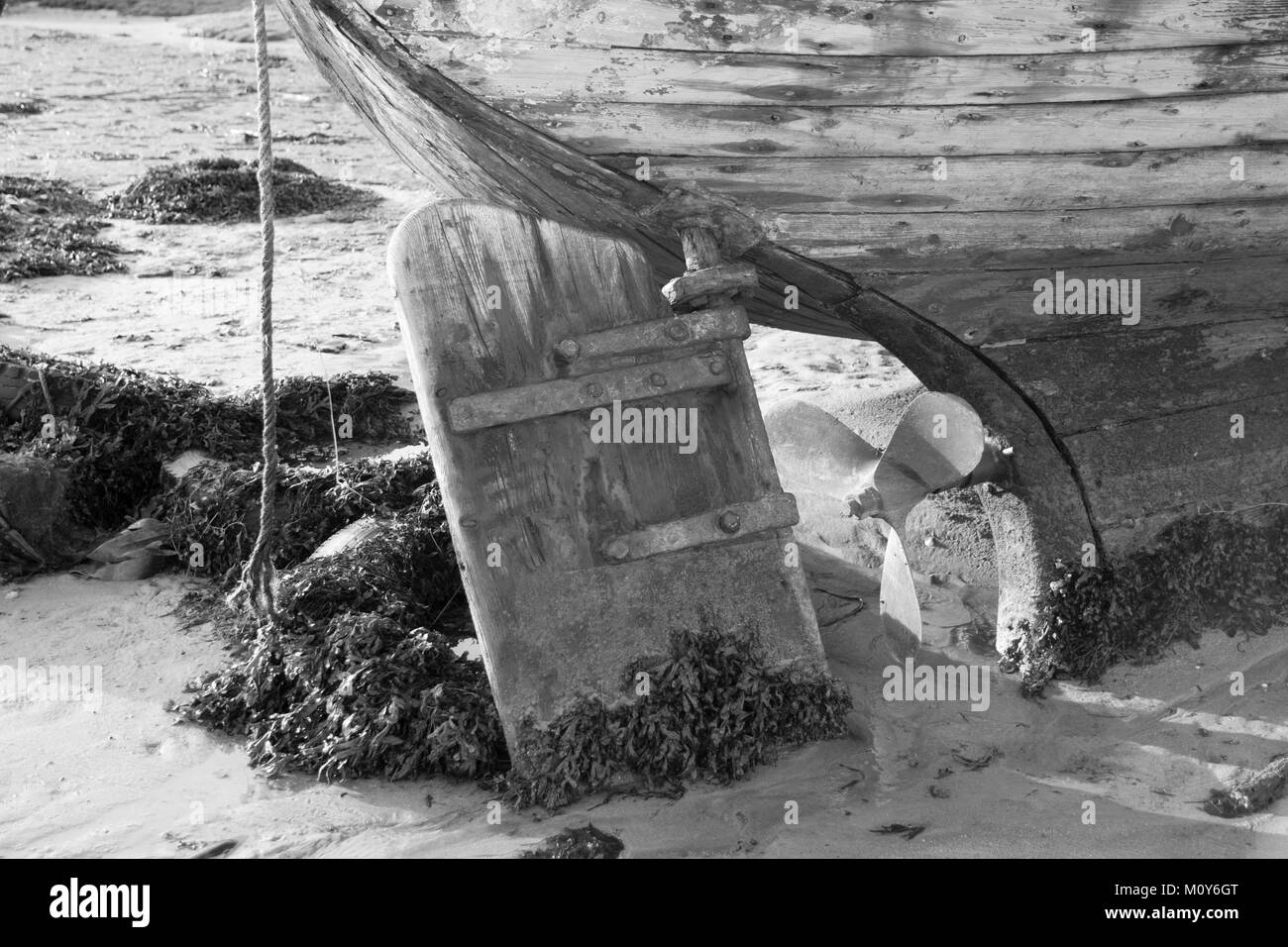 Das hintere Ende eines alten Boot aufgeben. Das Bild zeigt die Holz- Ruder und Propeller. Stockfoto