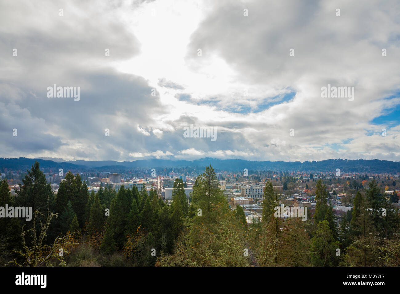 Eugene Oregon Stadt und Wolken Stockfoto
