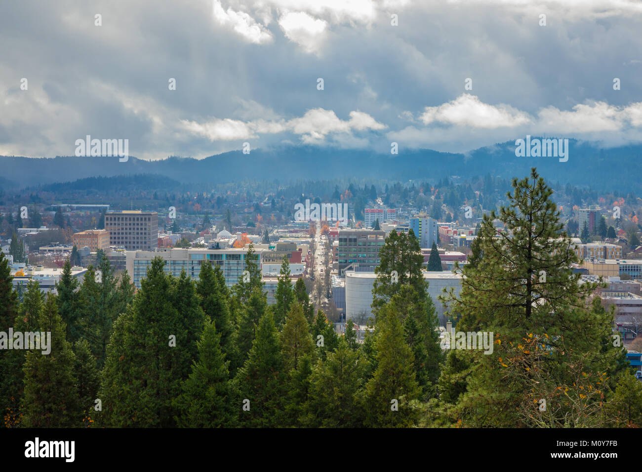 Eugene Oregon Stadt und Wolken Stockfoto
