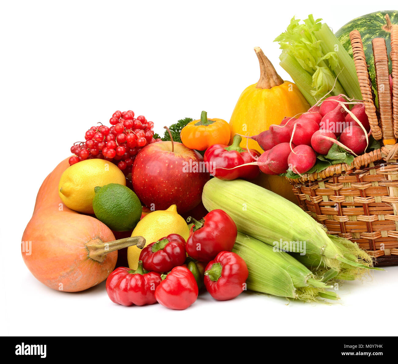 Zusammensetzung von Obst und Gemüse im Korb isoliert auf weißem Stockfoto