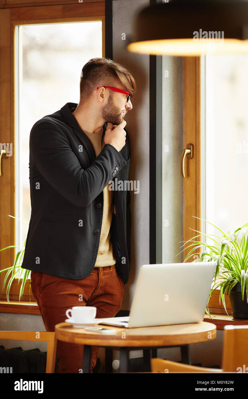 Nachdenklicher Mann im Cafe arbeiten Stockfoto