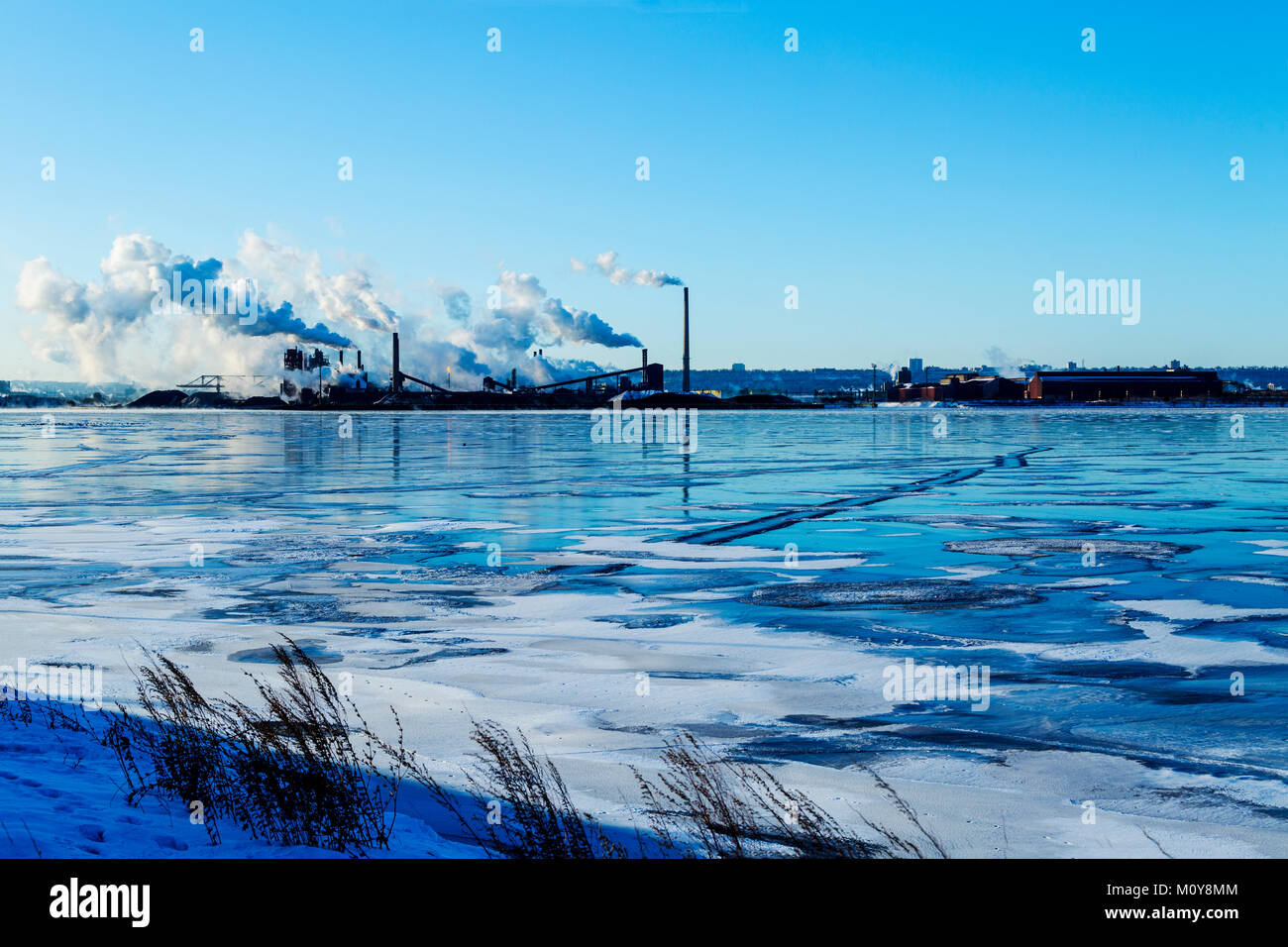 Stahlwerke Hafen von Hamilton im Winter. Hamilton, Ontario, Kanada Stockfoto
