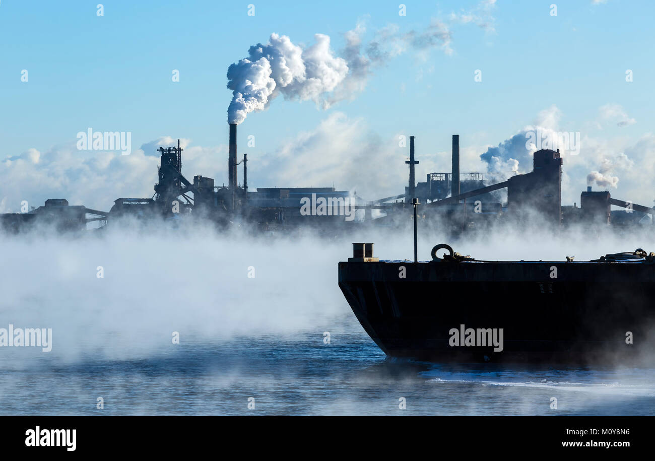 Stahlwerke Hafen von Hamilton im Winter. Hamilton, Ontario, Kanada Stockfoto
