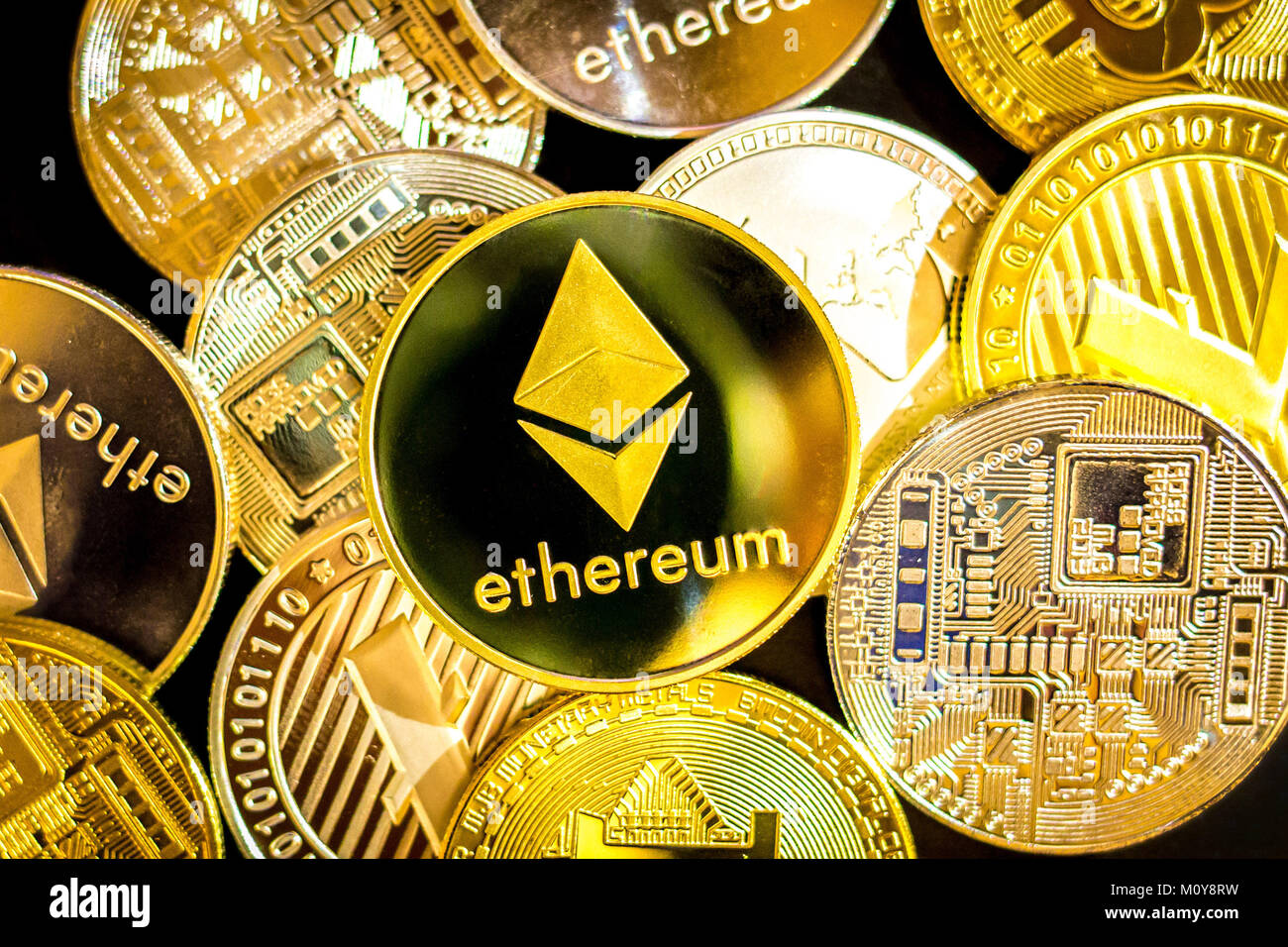 Bitcoin, litecoin, etherium Münzen in der Nähe von dunklen Theme Stockfoto