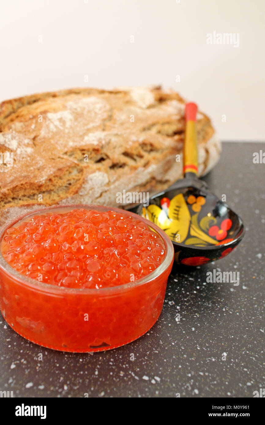 Glasschale mit roter Lachskaviar mit frisch gebackenem Brot und ...