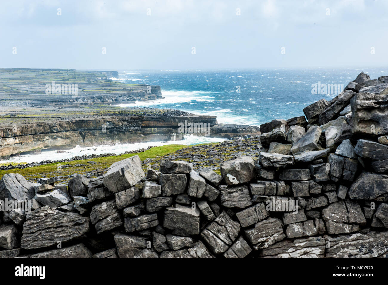 Landschaft der Küsten mit Klippen windiges Wetter und stürmischen Meer auf die Aran Inseln, eine Gruppe von drei Inseln an der Mündung des Galway Bay, auf der wes Stockfoto