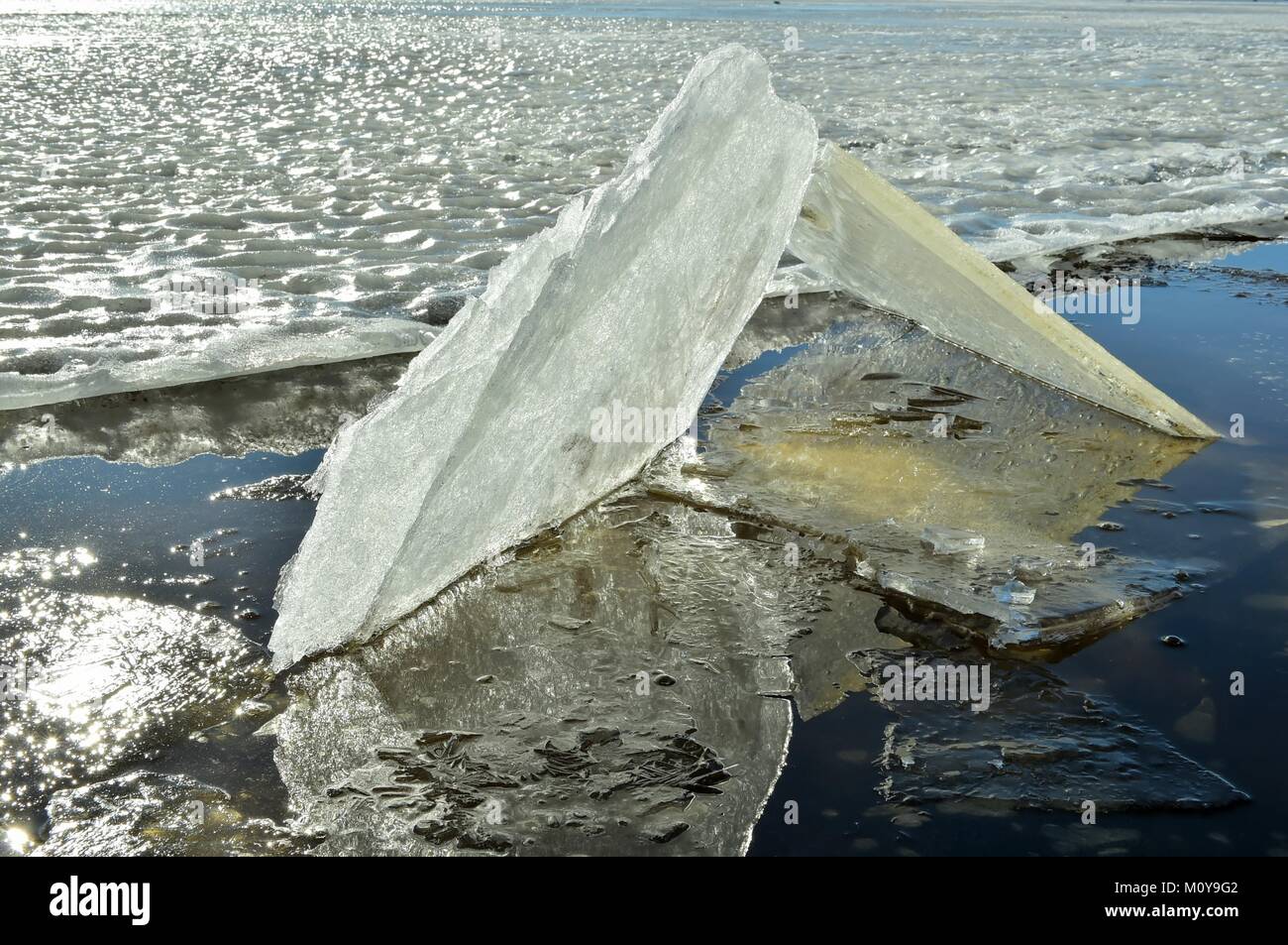 Kaleidoskop. Die abstrakte Hintergrund von Eis Struktur. Winter. Eis auf der Oberfläche des Sees. Risse im Eis. Ice Storm. Stockfoto