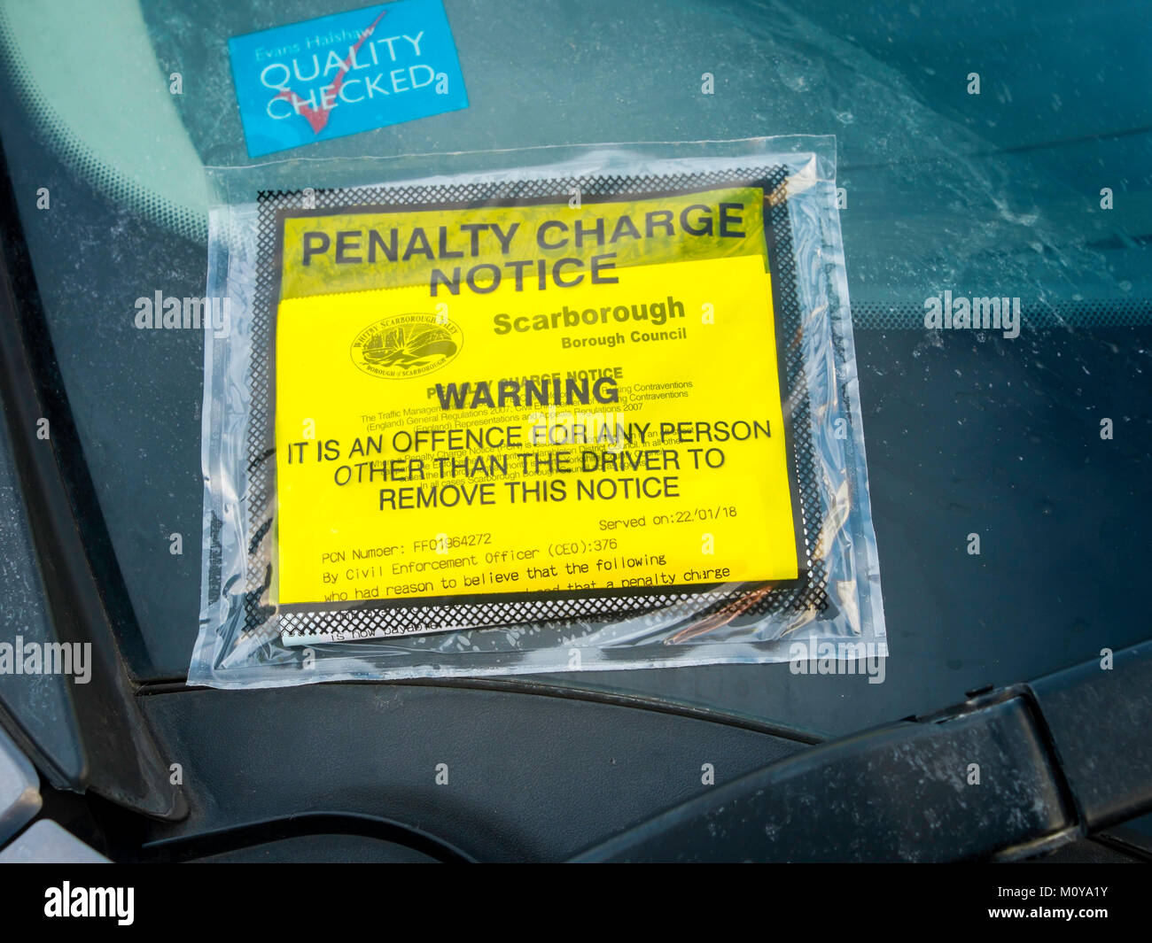 Gebühr Hinweis auf ein Auto, das es versäumt hat, eine gültige gebührenpflichtige Parkplätze Ticket von Scarborough Borough Council zivilrechtliche Durchsetzung Amtes Anzeige Stockfoto