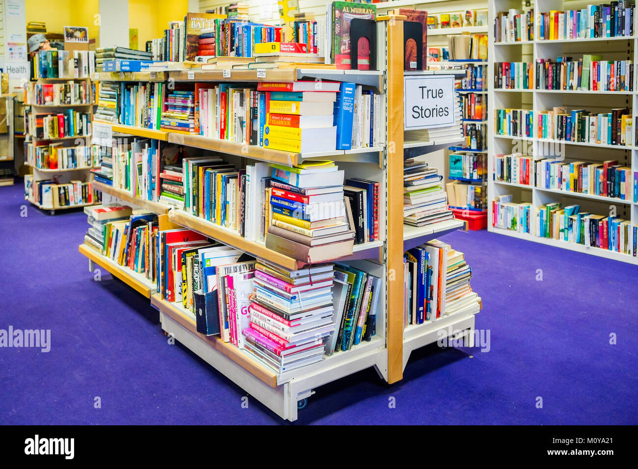 Innenraum eines Global Educational Trust liebe Buchhandlung, wo bis zu fünf Bücher kostenlos übernommen werden kann oder die zu helfen, Kind und die Alphabetisierung von Erwachsenen verbessern Stockfoto