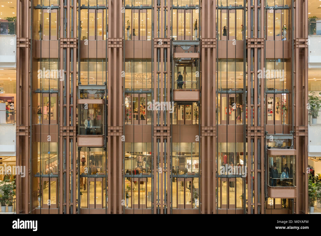 Die Aufzüge im modernen Einkaufszentrum Stockfoto