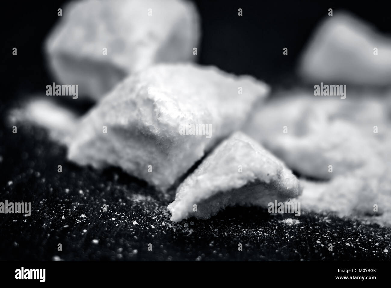 Salz, Natriumchlorid in eine hölzerne Schaufel auf Holzboden. Stockfoto