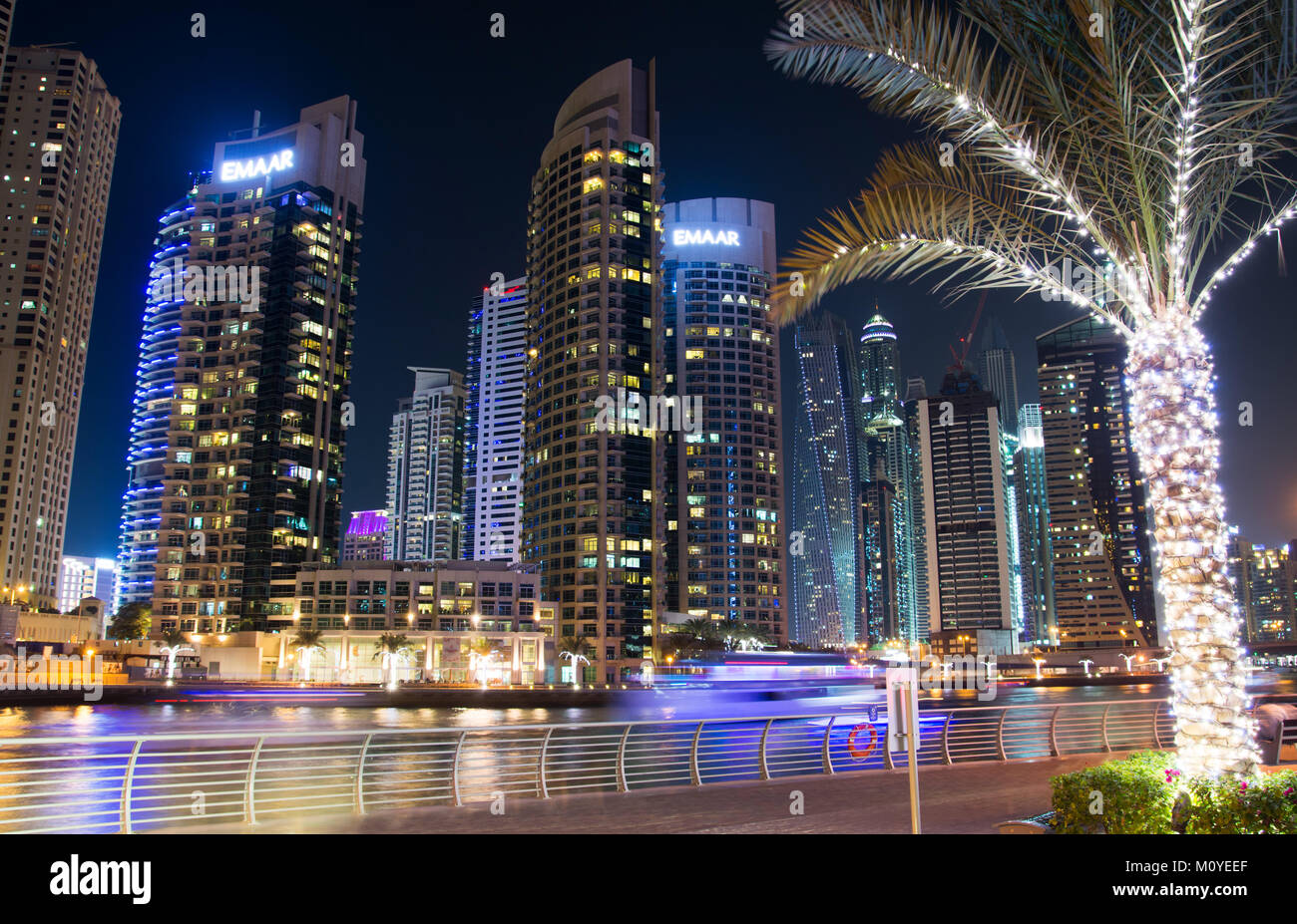 DUBAI, VEREINIGTE ARABISCHE EMIRATE - NOVEMBER 4, 2017: Dubai Marina Nacht Szene mit modernen Wolkenkratzern und ruhigem Wasser Stockfoto