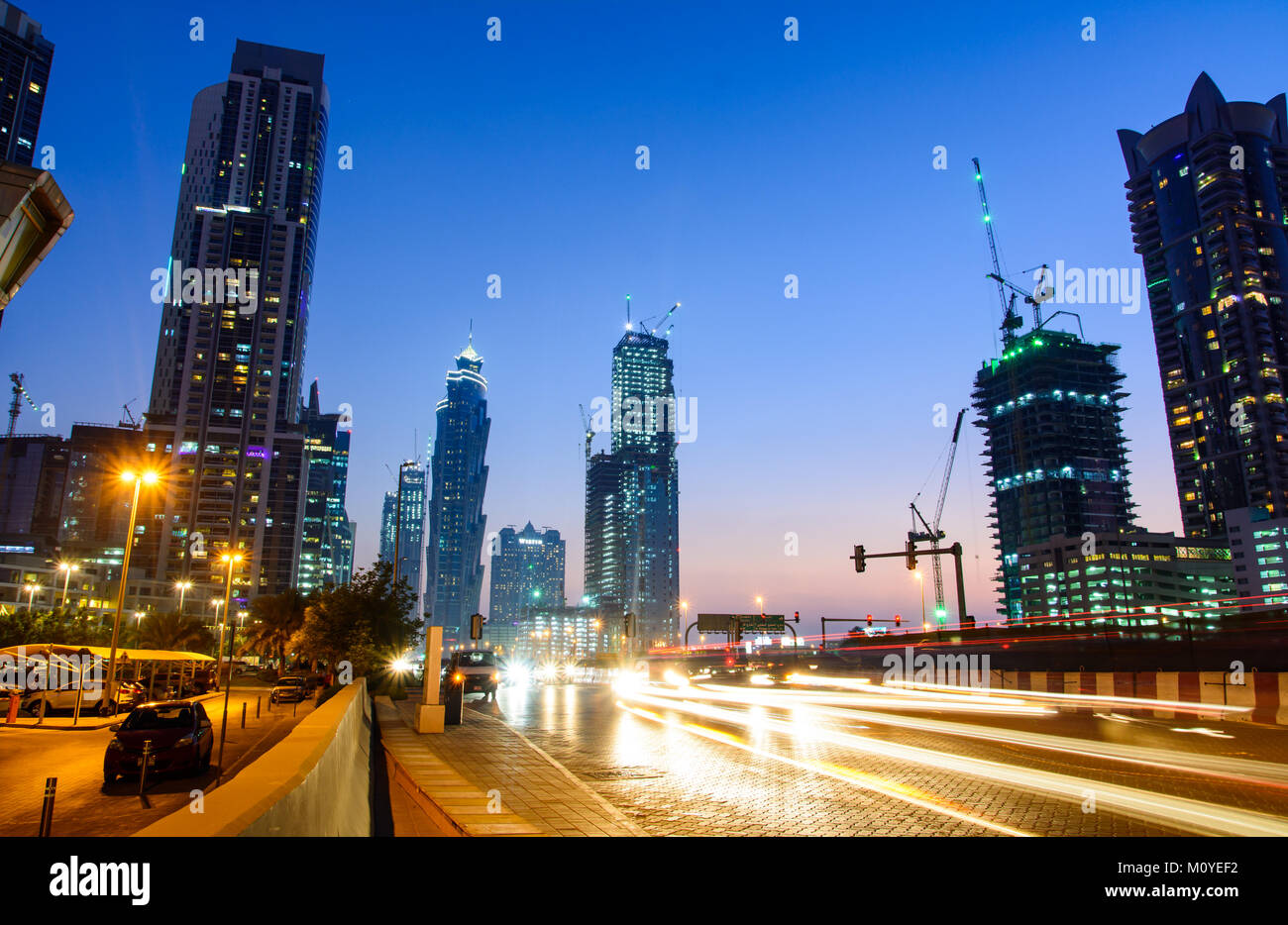 DUBAI, VEREINIGTE ARABISCHE EMIRATE - 18. OKTOBER 2017: Dubai Nacht Stadt Szene in der Bay Area mit hellen und modernen Umgebung. Stockfoto