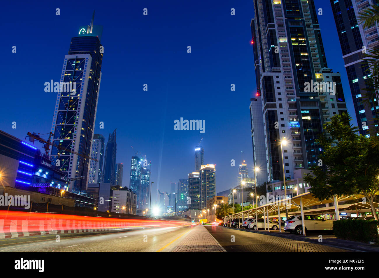DUBAI, VEREINIGTE ARABISCHE EMIRATE - 18. OKTOBER 2017: Dubai Nacht Stadt Szene in der Bay Area mit hellen und modernen Umgebung. Stockfoto