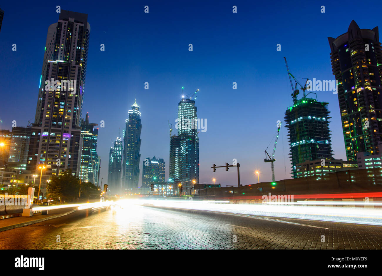 DUBAI, VEREINIGTE ARABISCHE EMIRATE - 18. OKTOBER 2017: Dubai blaue Stunde Stadt Szene in der Bay Area mit hellen und modernen Umgebung. Stockfoto