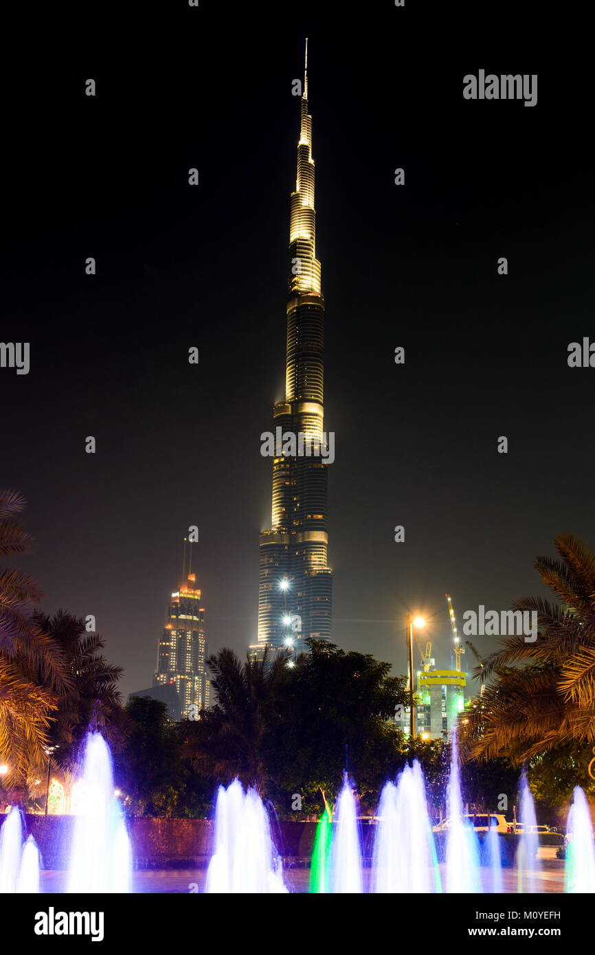 DUBAI, VEREINIGTE ARABISCHE EMIRATE - 18. OKTOBER 2017: Dubai Nachtaufnahme mit mega hohen Wolkenkratzer Burj Khalifa ansehen und modernen Umgebung Stockfoto