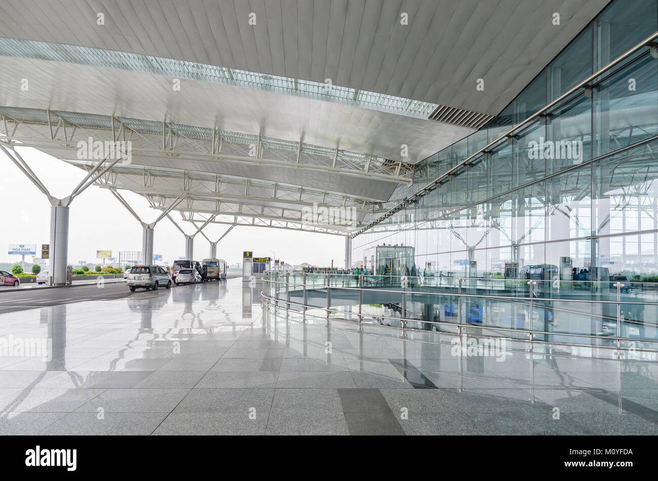 Hanoi, Vietnam - November 6,2017: Passagiere können die Erkundung am Drop off Bereich der Noi Bai International Flughafen in Vietnam. Stockfoto