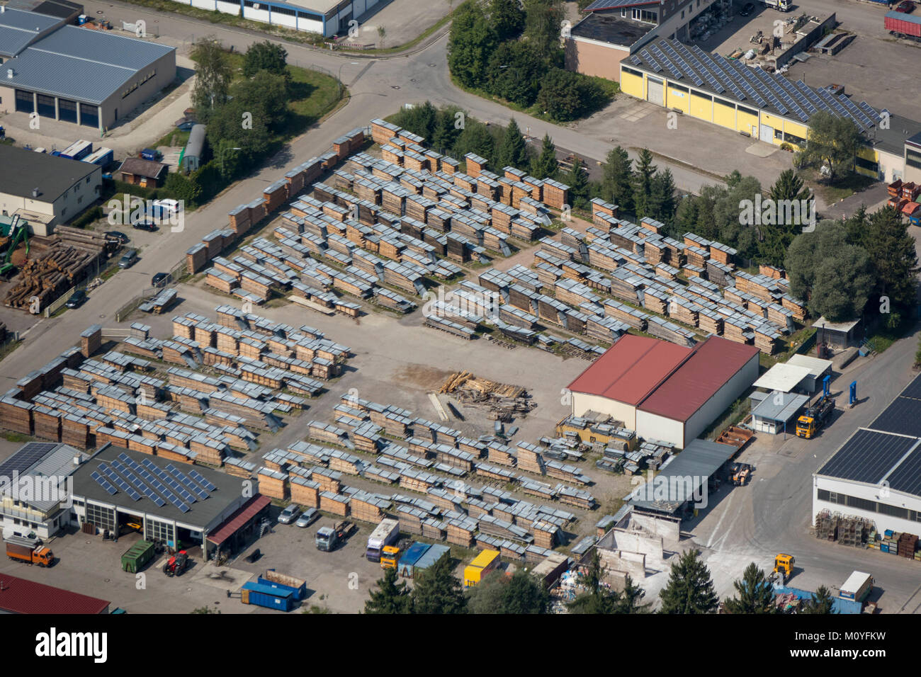 Luftaufnahme von Bauholz im Business Park am Schongau-Ost, Bayern, Deutschland Stockfoto