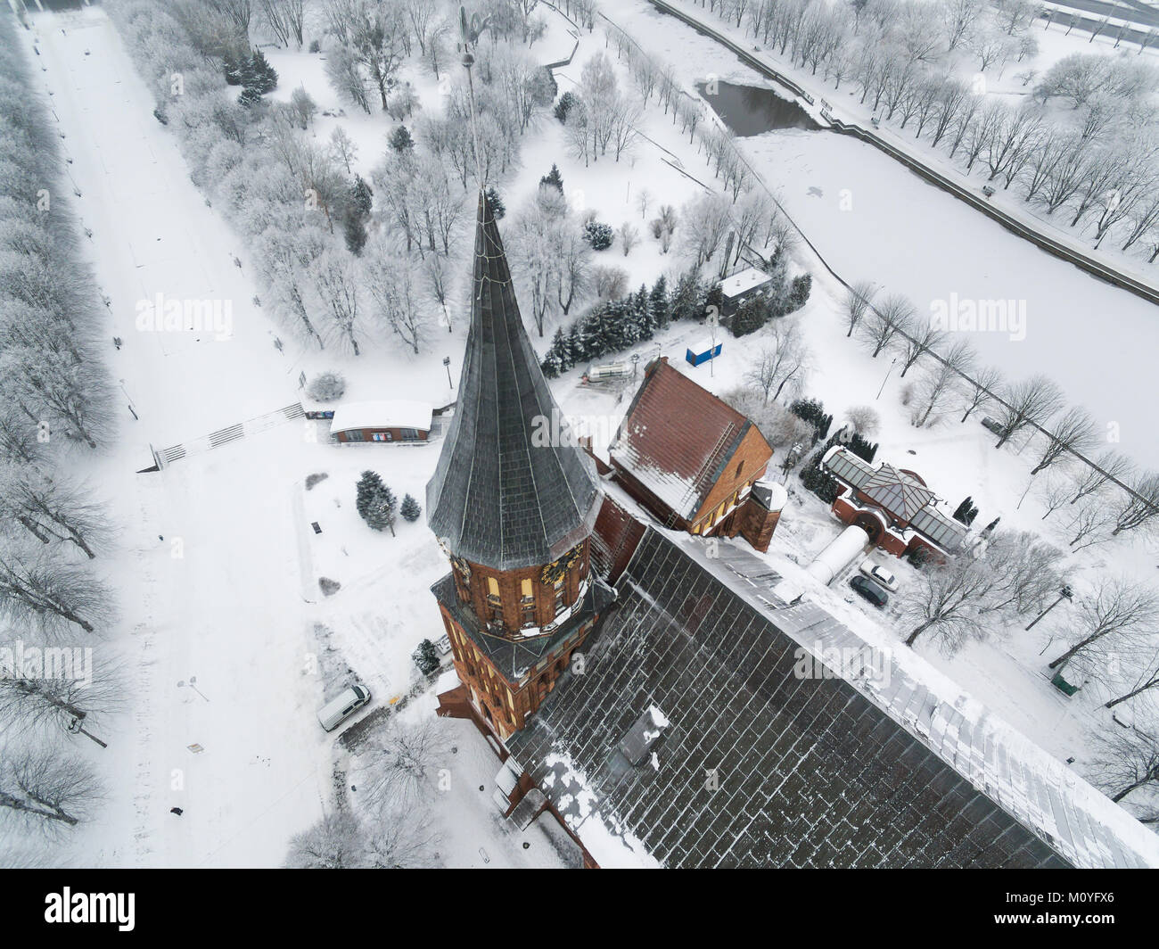Antenne: Der Turm der Kathedrale in Kaliningrad in schneereichen Winter Stockfoto