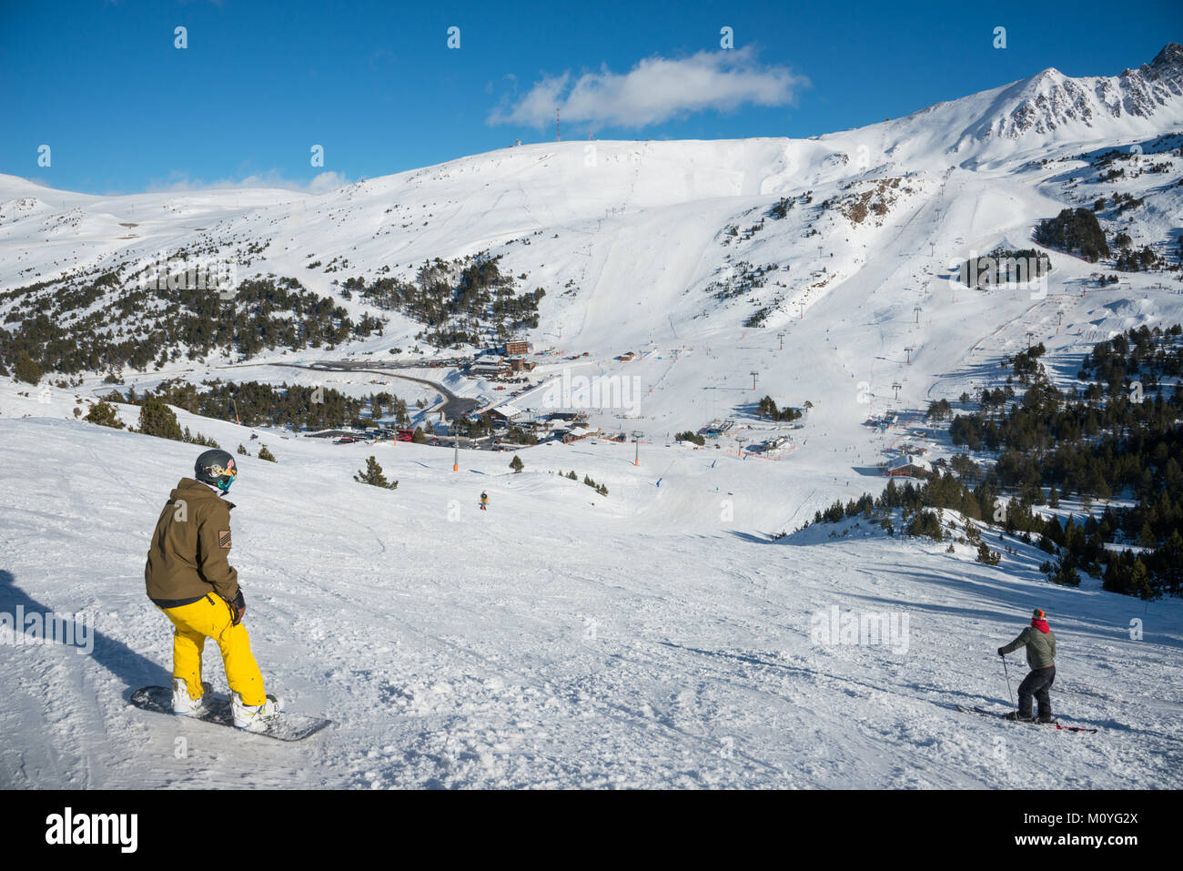 Einen erhöhten Blick hinunter in Richtung Grau Roig, Grandvalaria Skigebiet, Andorra, Europa Stockfoto