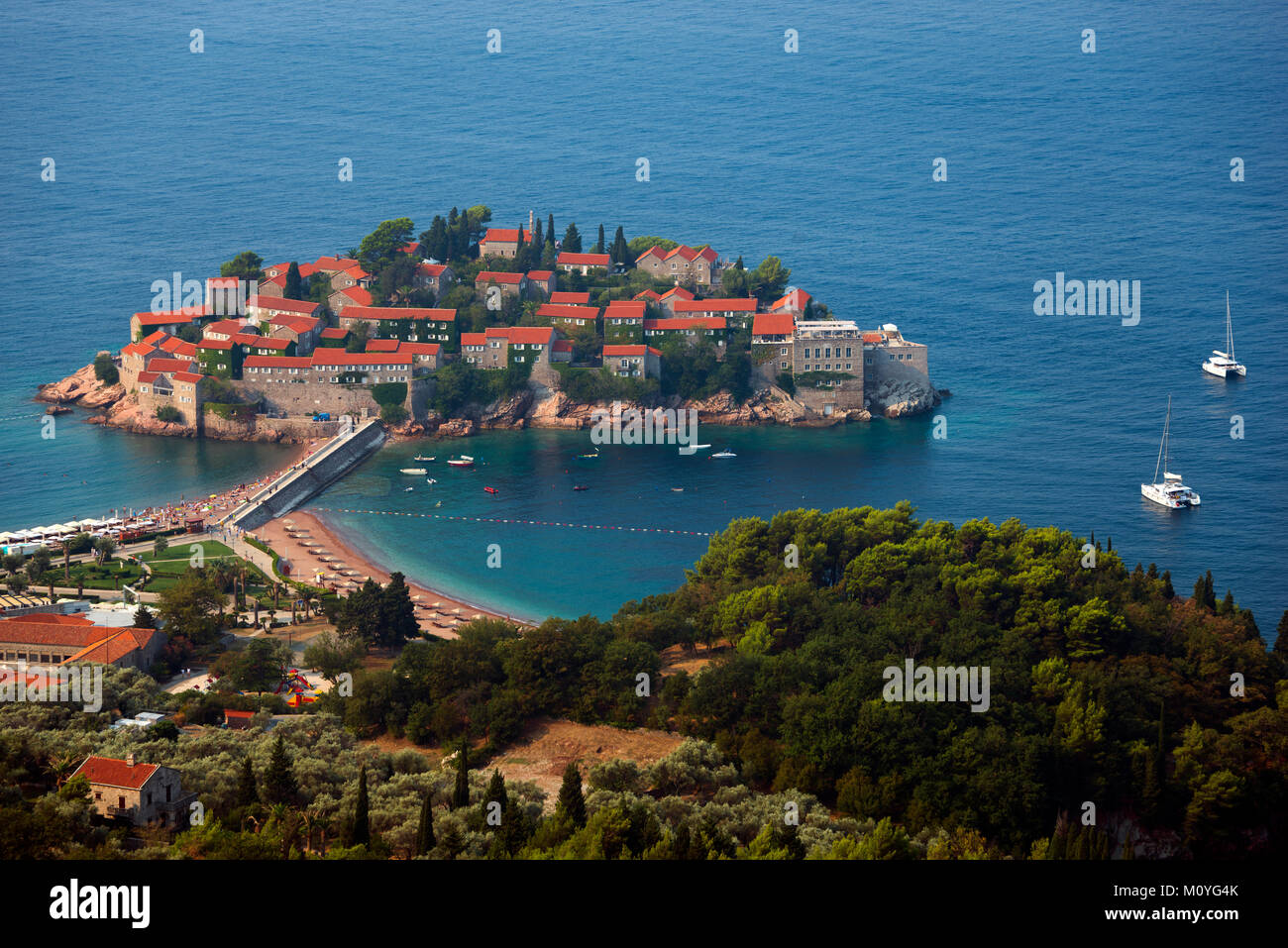 Dam verbunden Insel, Sveti Stefan, Montenegro Stockfoto