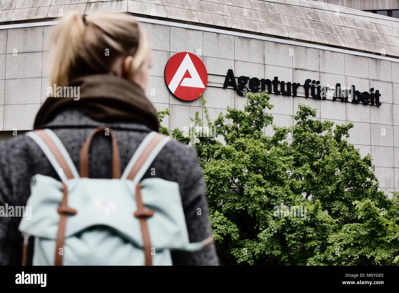 Junge Frau auf ihrem Weg zu der Agentur für Arbeit, Köln, Nordrhein-Westfalen, Deutschland Stockfoto