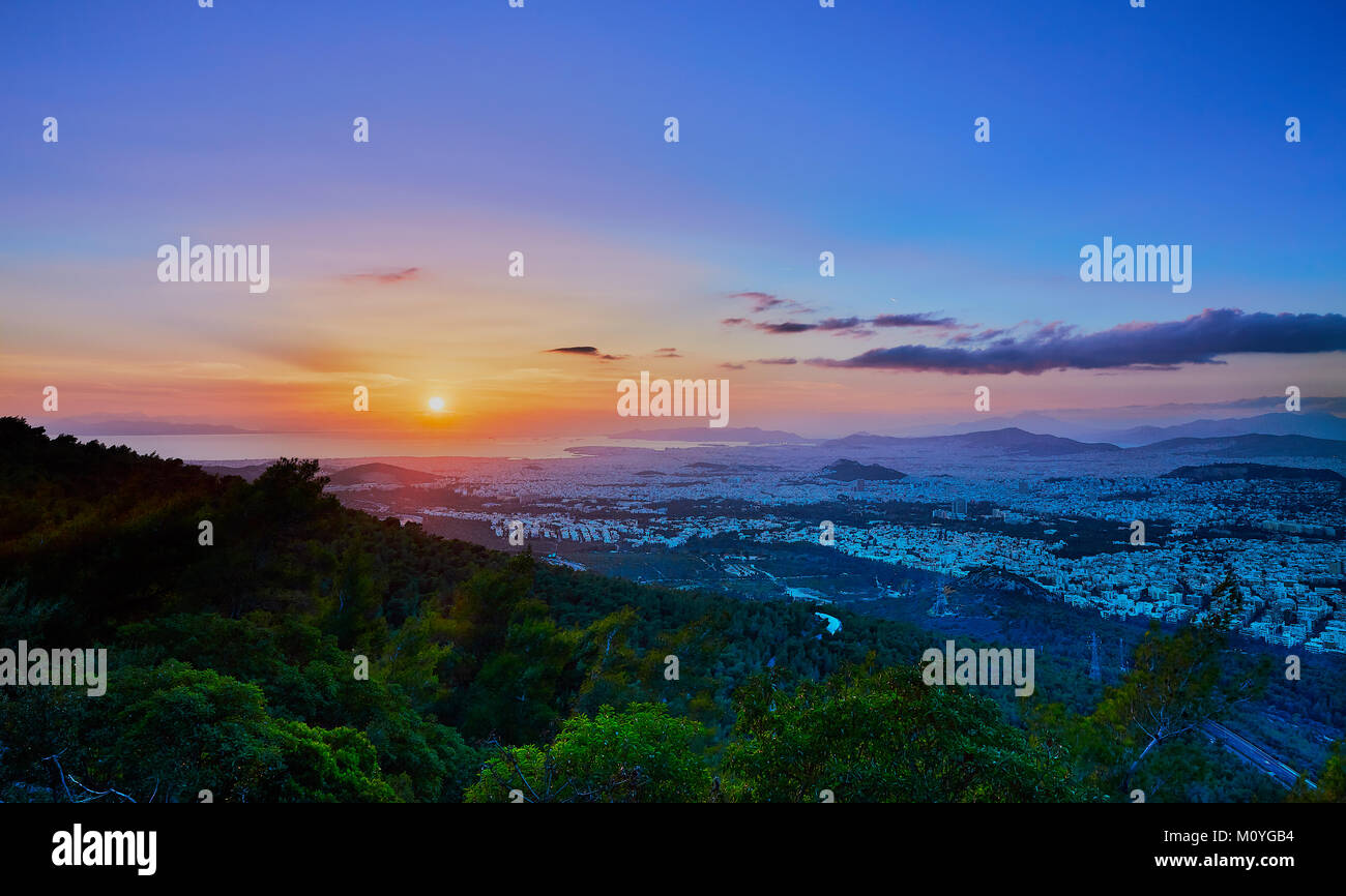 Sonnenuntergang in Athen Griechenland wie aus Imittos Berg mit schönen Farben Himmel gesehen Stockfoto