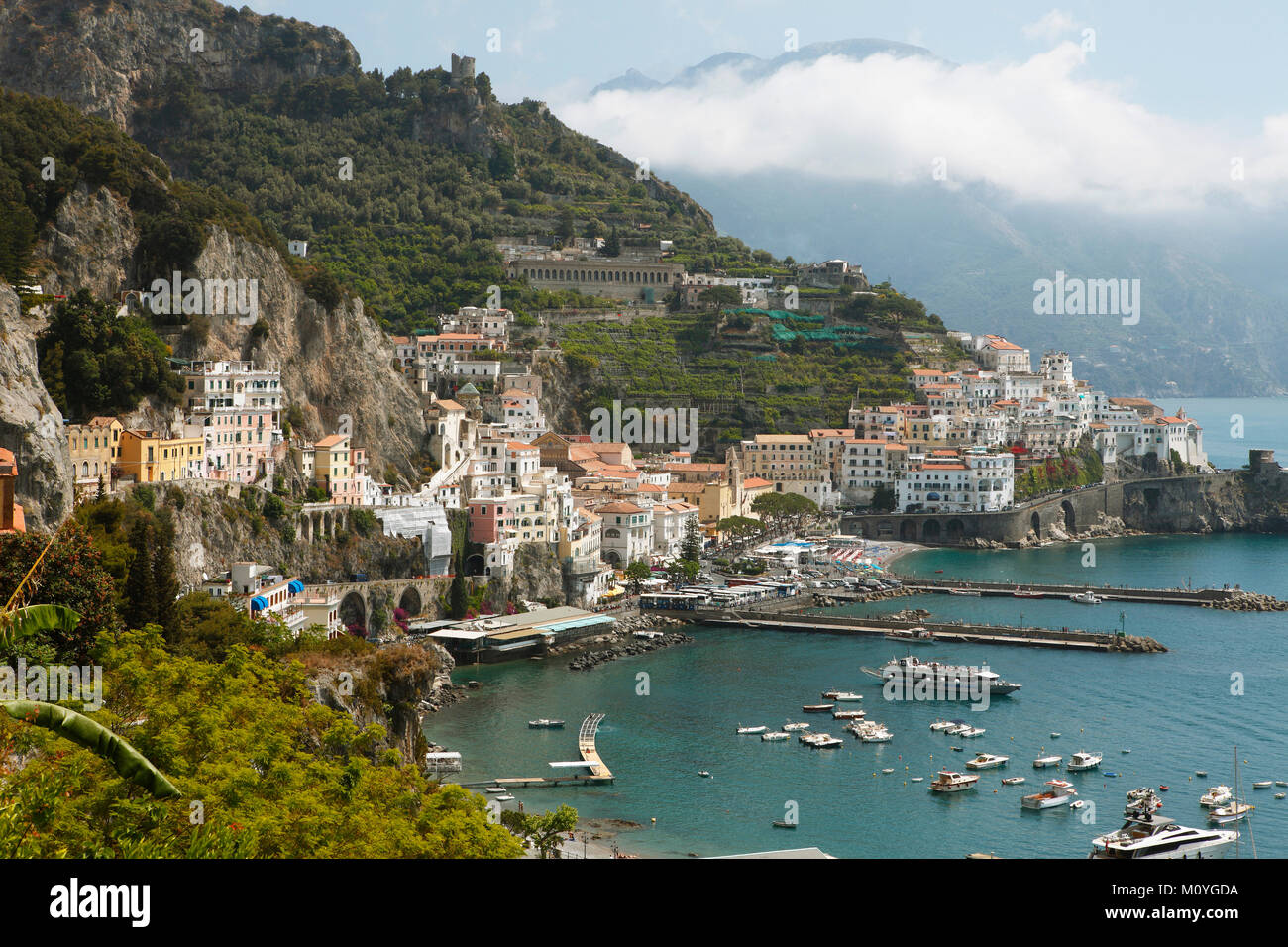 Blick auf die Stadt Amalfi, Amalfiküste, Golf von Salerno, Kampanien, Italien Stockfoto
