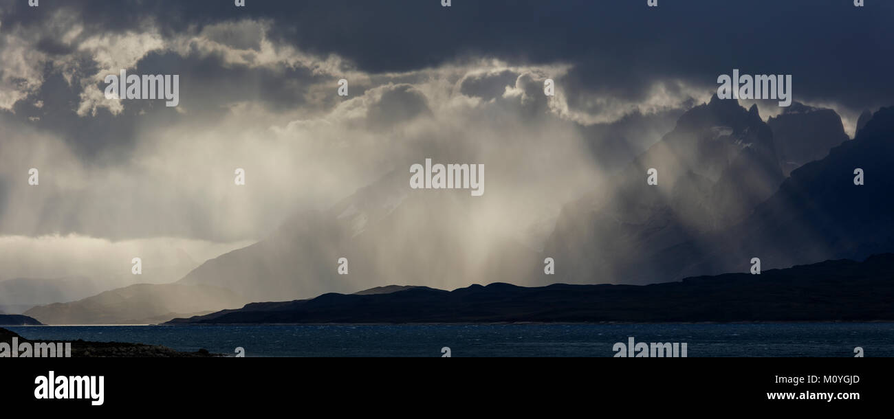 Gletschersee Sarmiento de Gamboa mit der Cordillera del Paine Berge im Abendlicht Stockfoto