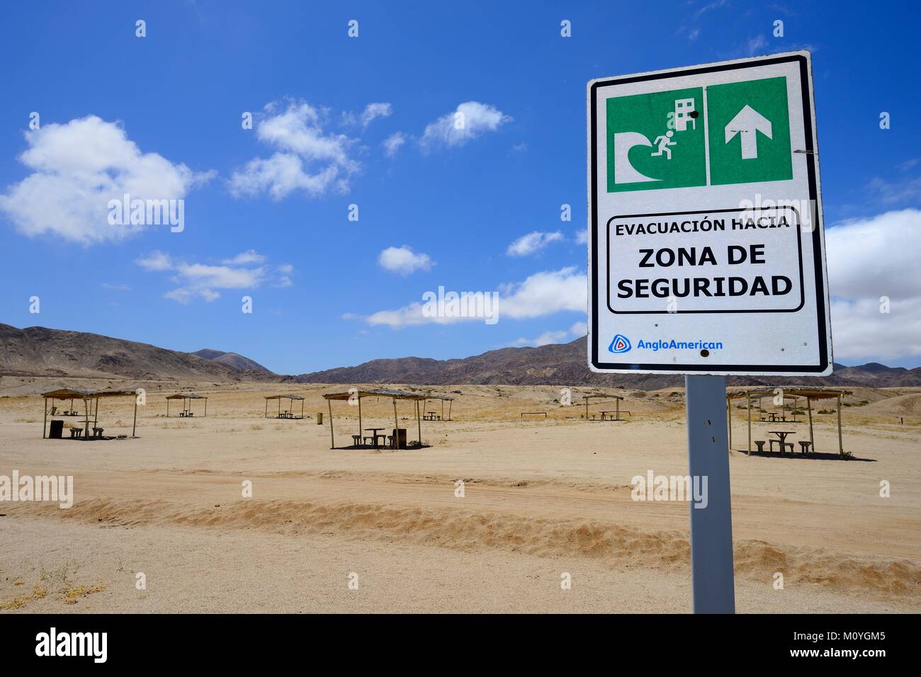 Tsunami Warnung Schild in der Nähe Picknick am Strand, Pan de Azúcar National Park, in der Nähe von Agua, Región de Atacama, Chile Stockfoto