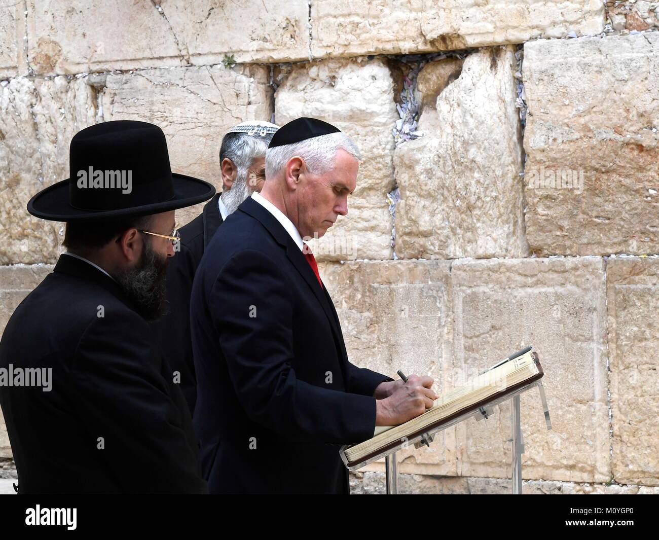 U.S. Vice President Mike Pence unterschreibt im Gästebuch bei einem Besuch der Klagemauer in der Altstadt Januar 23, 2018 in Jerusalem, Israel. Stockfoto