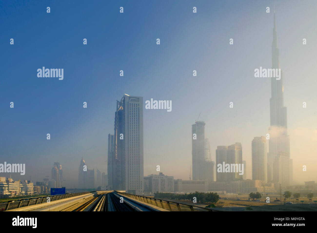 Skyline von Zentral-Dubai mit dem Burj Khalifa - dem höchsten Gebäude der Welt, Dubai Metro und U-Bahn-Linie, Dubai, Vereinigte Arabische Emirate Stockfoto
