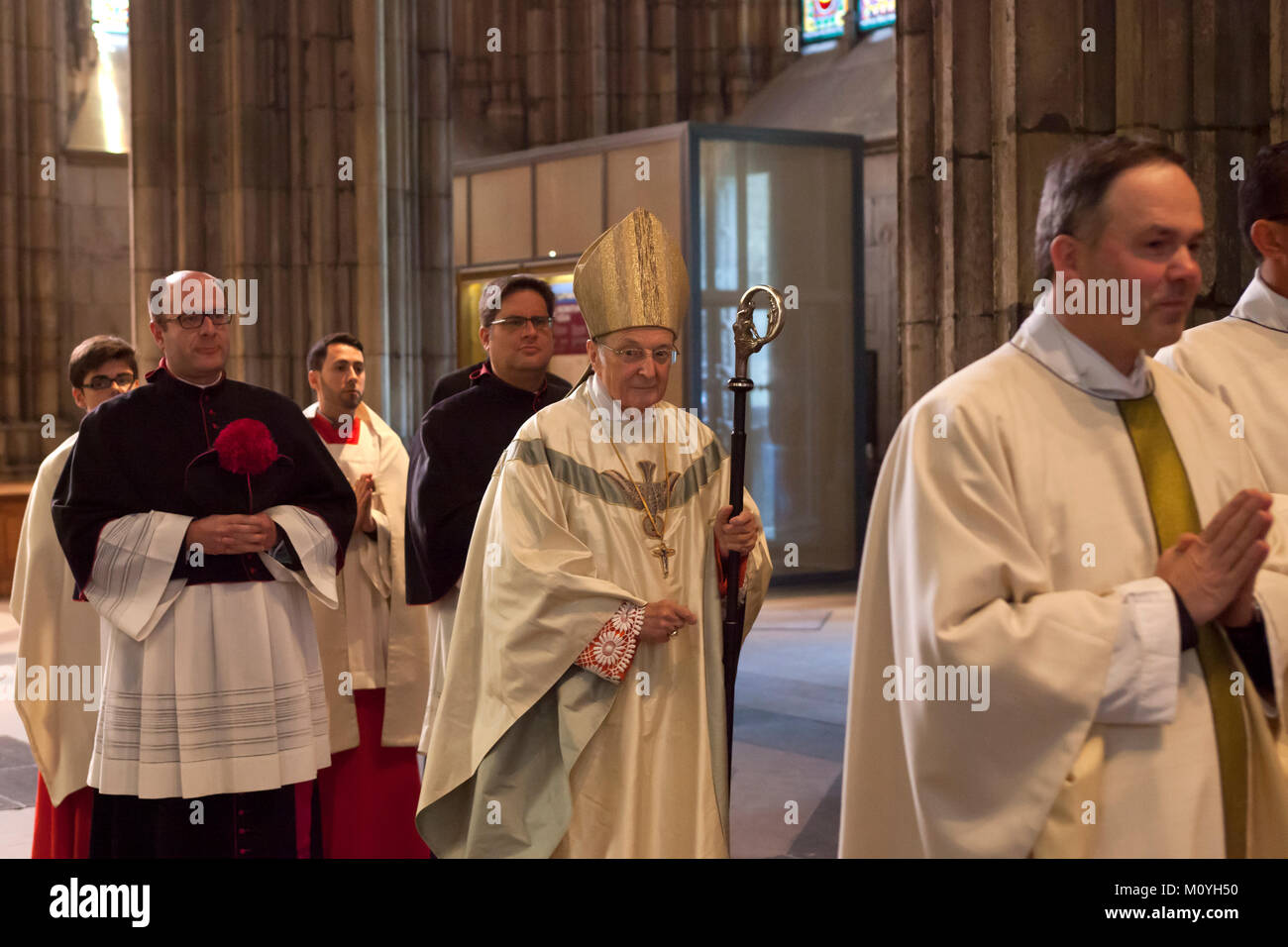 Deutschland, Köln, Joachim Kardinal Meisner Erzbischof von Köln auf dem Weg zu einem Gottesdienst in der Kathedrale. Deutschland, Köln, Joachim Kardinal Meisner. Stockfoto