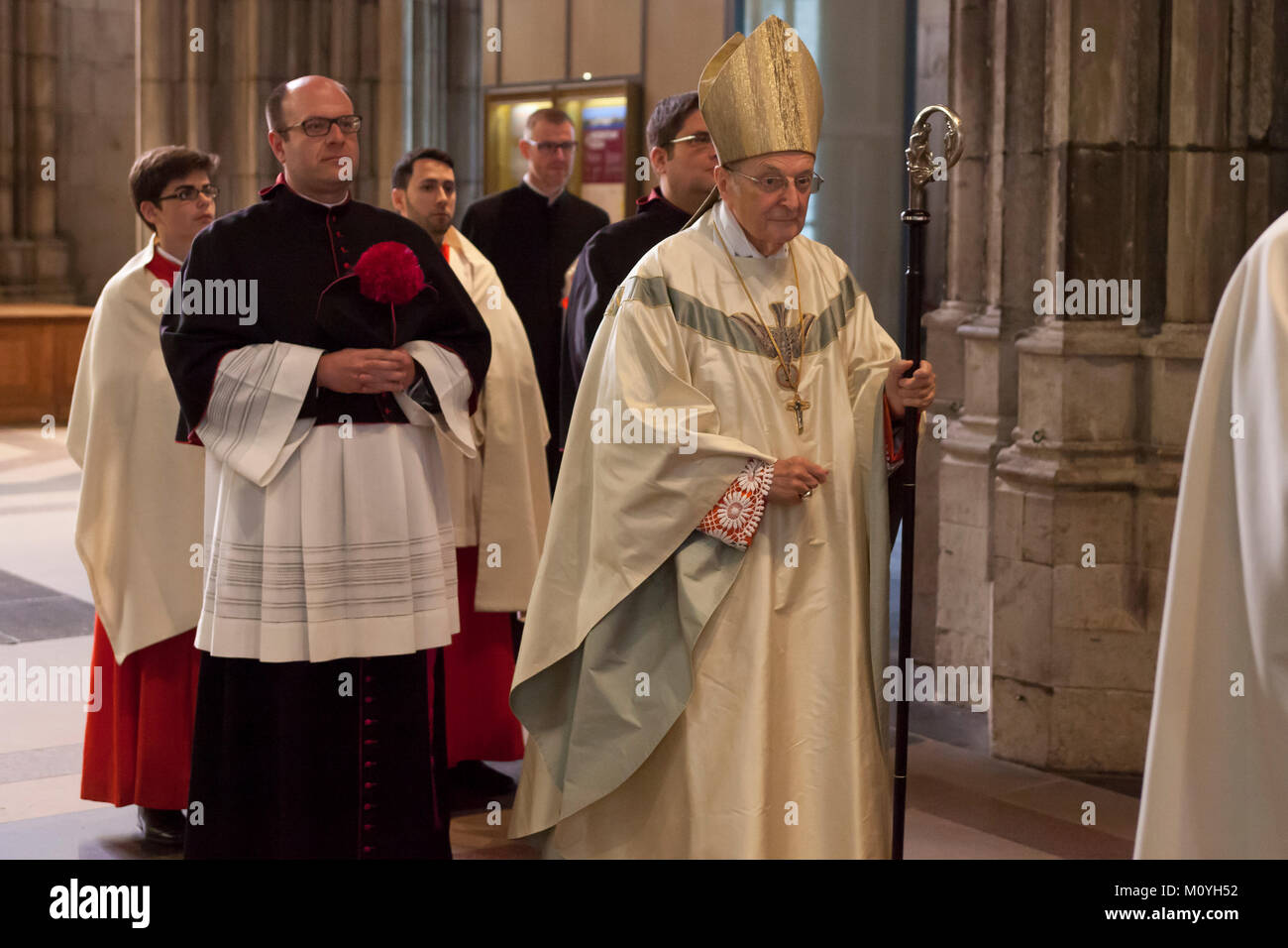 Deutschland, Köln, Joachim Kardinal Meisner Erzbischof von Köln auf dem Weg zu einem Gottesdienst in der Kathedrale. Deutschland, Köln, Joachim Kardinal Meisner. Stockfoto