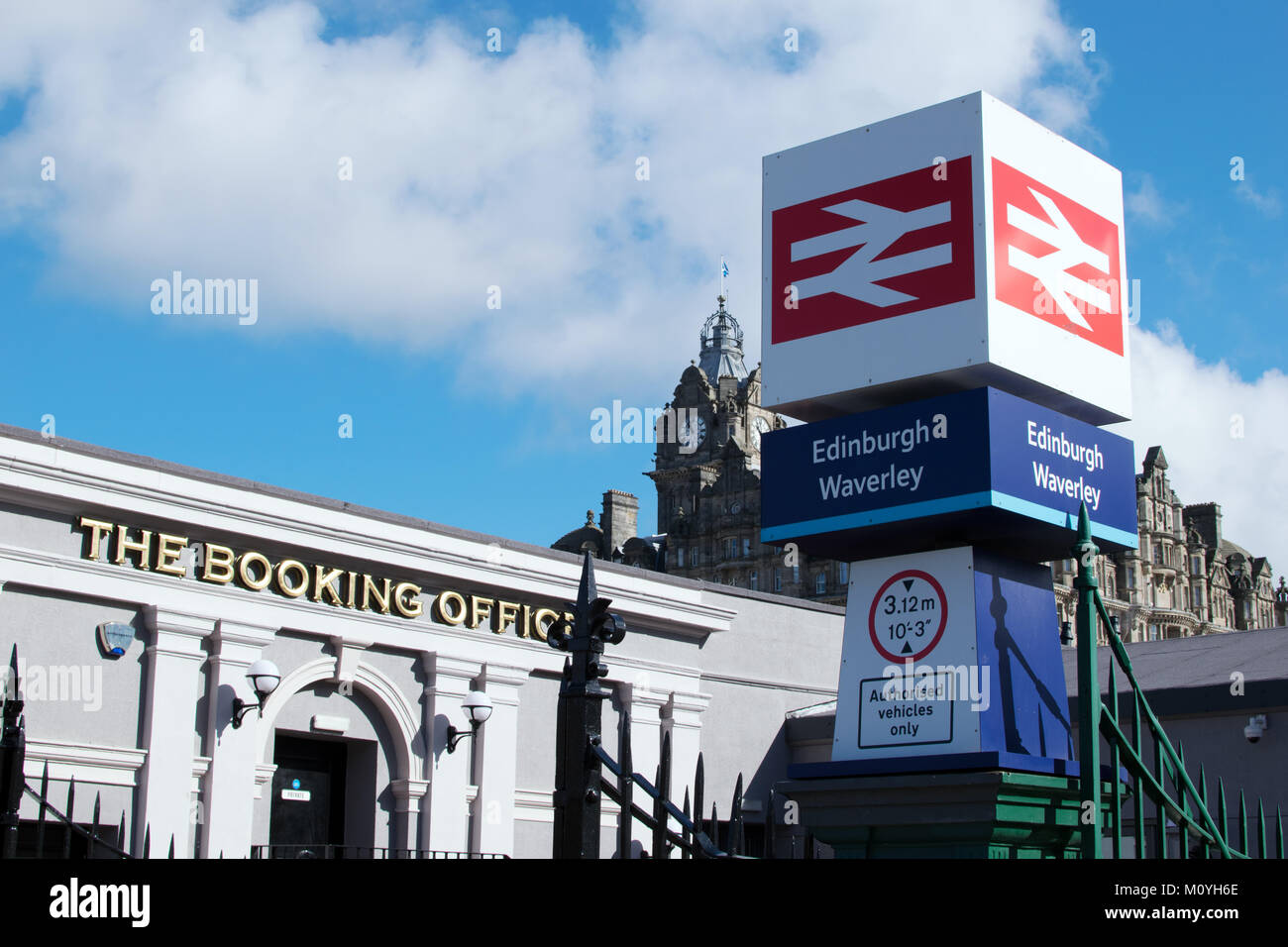 Der Bahnhof Edinburgh Waverley mit dem Reisebüro im Hintergrund Stockfoto