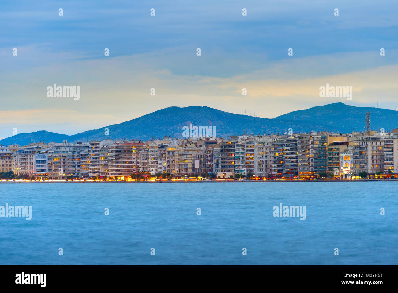 Skyline von Thessaloniki in der Dämmerung mit Blick aufs Meer im Vordergrund. Griechenland Stockfoto