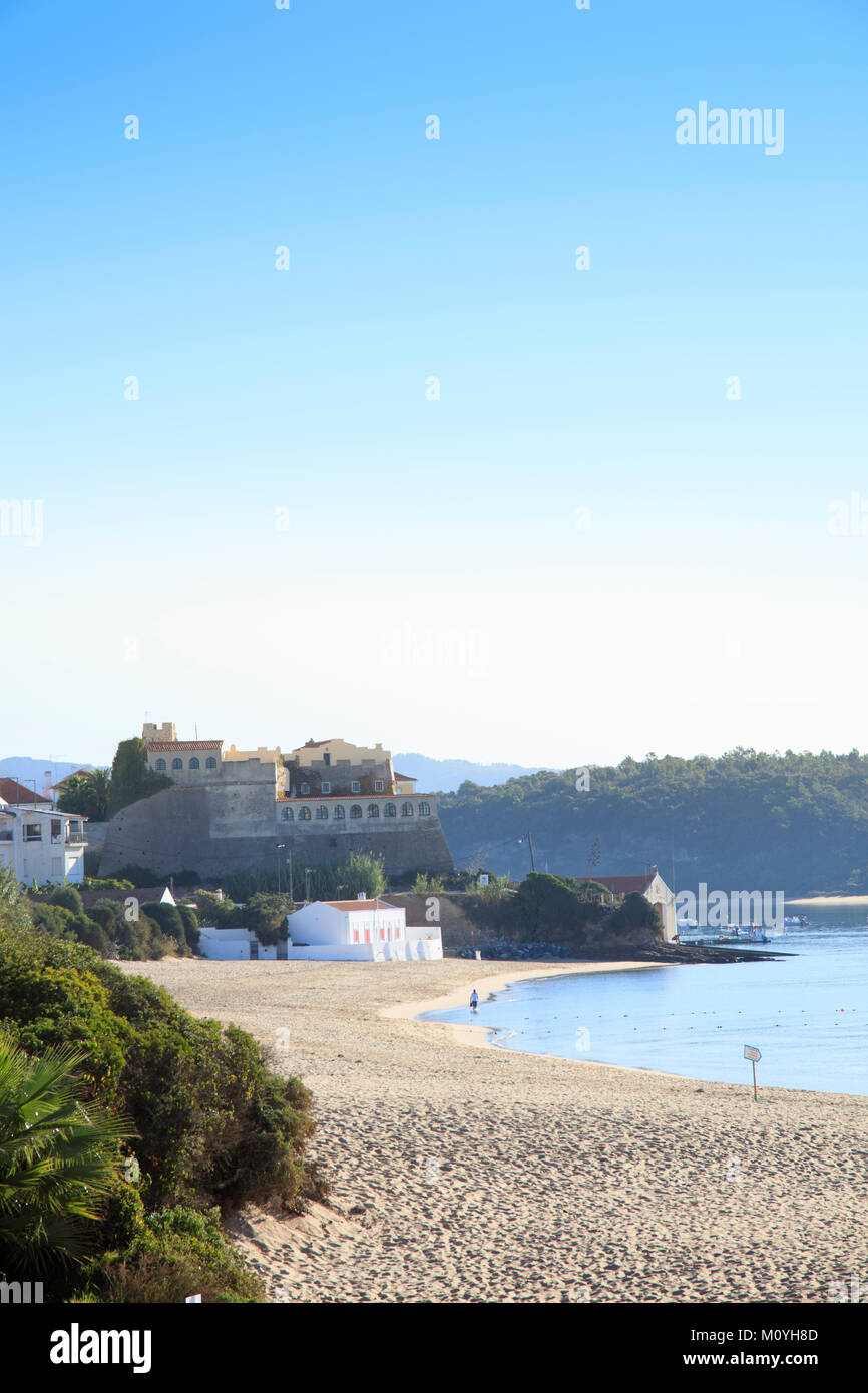 Vila Nova de Milfontes Stadt und Strand - im Naturpark Südwest-Alentejo und Costa Vicentina, auf der Alentejo Küste von Portugal Stockfoto