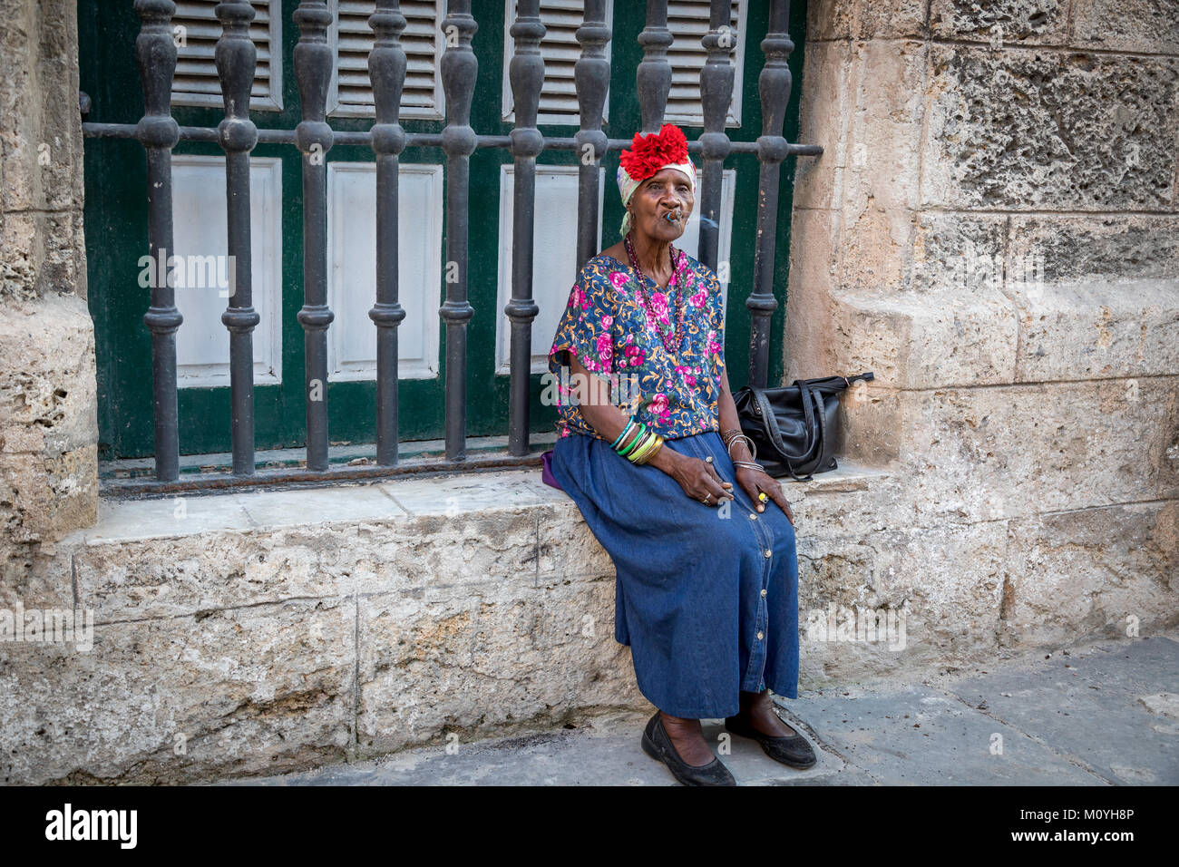 Kubanische Dame w Zigarre Stockfoto