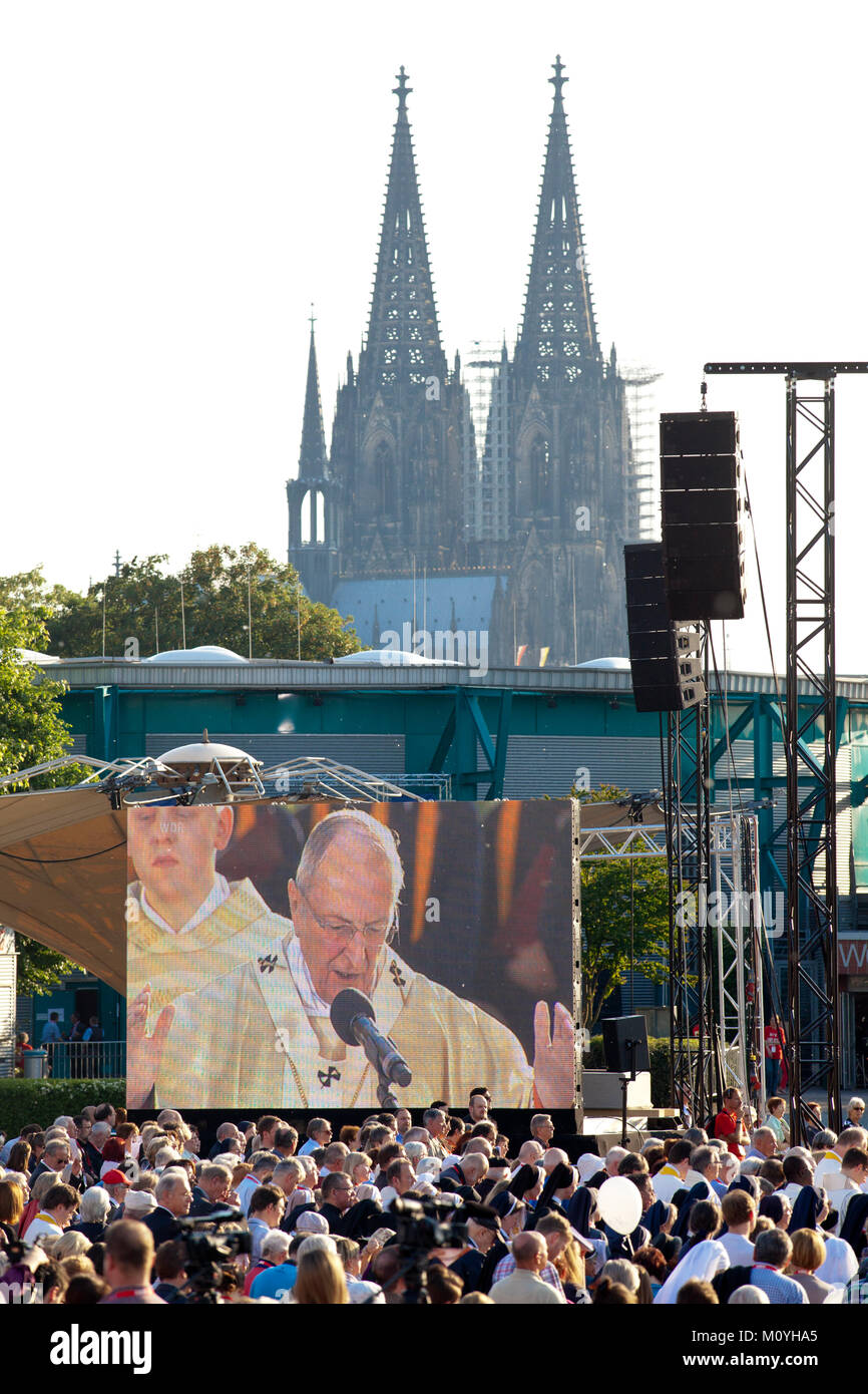 Deutschland, Köln, Öffnung der Anbetung des Eucharistischen Kongresses 2013 am Tanzbrunnen im Stadtteil Deutz. Deutschland, Koeln, Eroeffnungsgottesdie Stockfoto