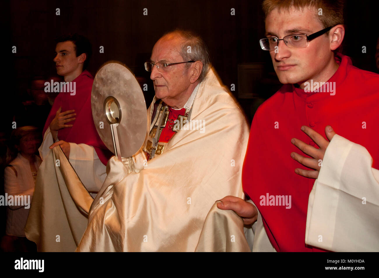 Deutschland, Köln, Joachim Kardinal Meisner Erzbischof von Köln auf dem Weg zu einem Gottesdienst in der Kathedrale anlässlich des Eucharistischen Kongresses 201 Stockfoto