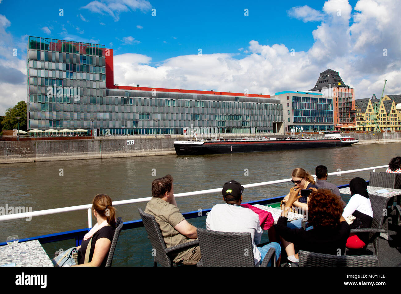 Deutschland, Köln, Ansicht von einem Schiff auf das Bürogebäude KAP bin Suedkai, Architekten Engel und Zimmermann. Deutschland, Koeln, Blick von einem Schiff Stockfoto