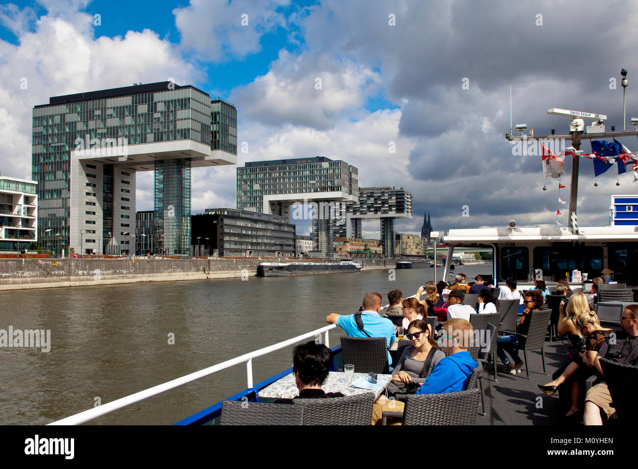Deutschland, Köln, Blick vom Schiff auf die Kranhäuser von Architekt Hadi Teherani am Rheinauer Hafen. Deutschland, Koeln, Blick von einem Schiff Stockfoto