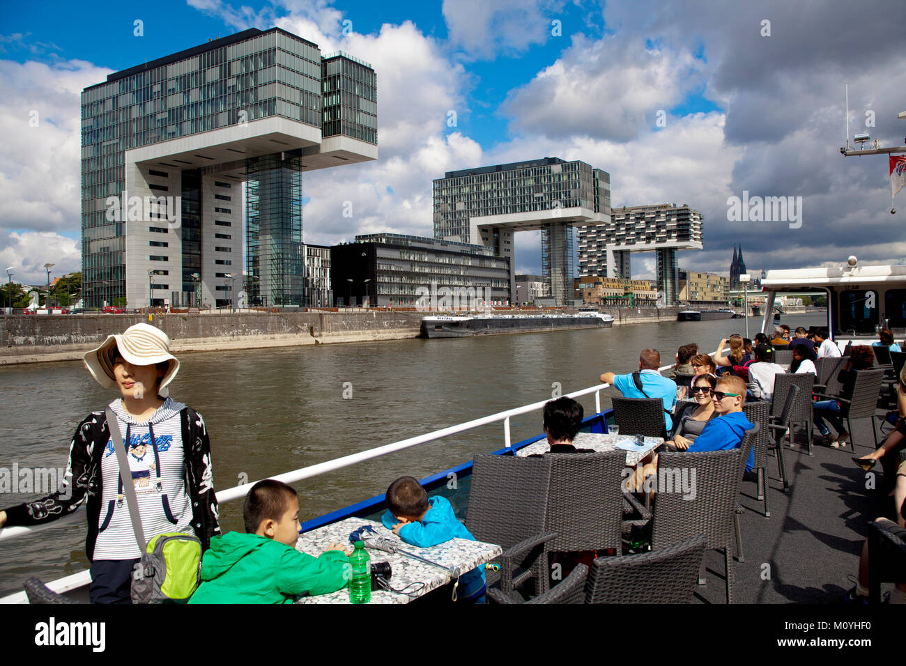 Deutschland, Köln, Blick vom Schiff auf die Kranhäuser von Architekt Hadi Teherani am Rheinauer Hafen. Deutschland, Koeln, Blick von einem Schiff Stockfoto