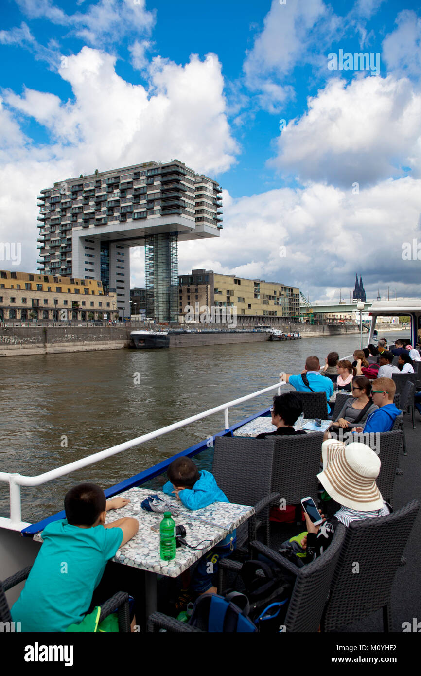 Deutschland, Köln, Ansicht von einem Schiff, das Kranhaus Nord vom Architekten Hadi Teherani am Rheinauer Hafen, ganz rechts die Kathedrale. Deutschland, Stockfoto