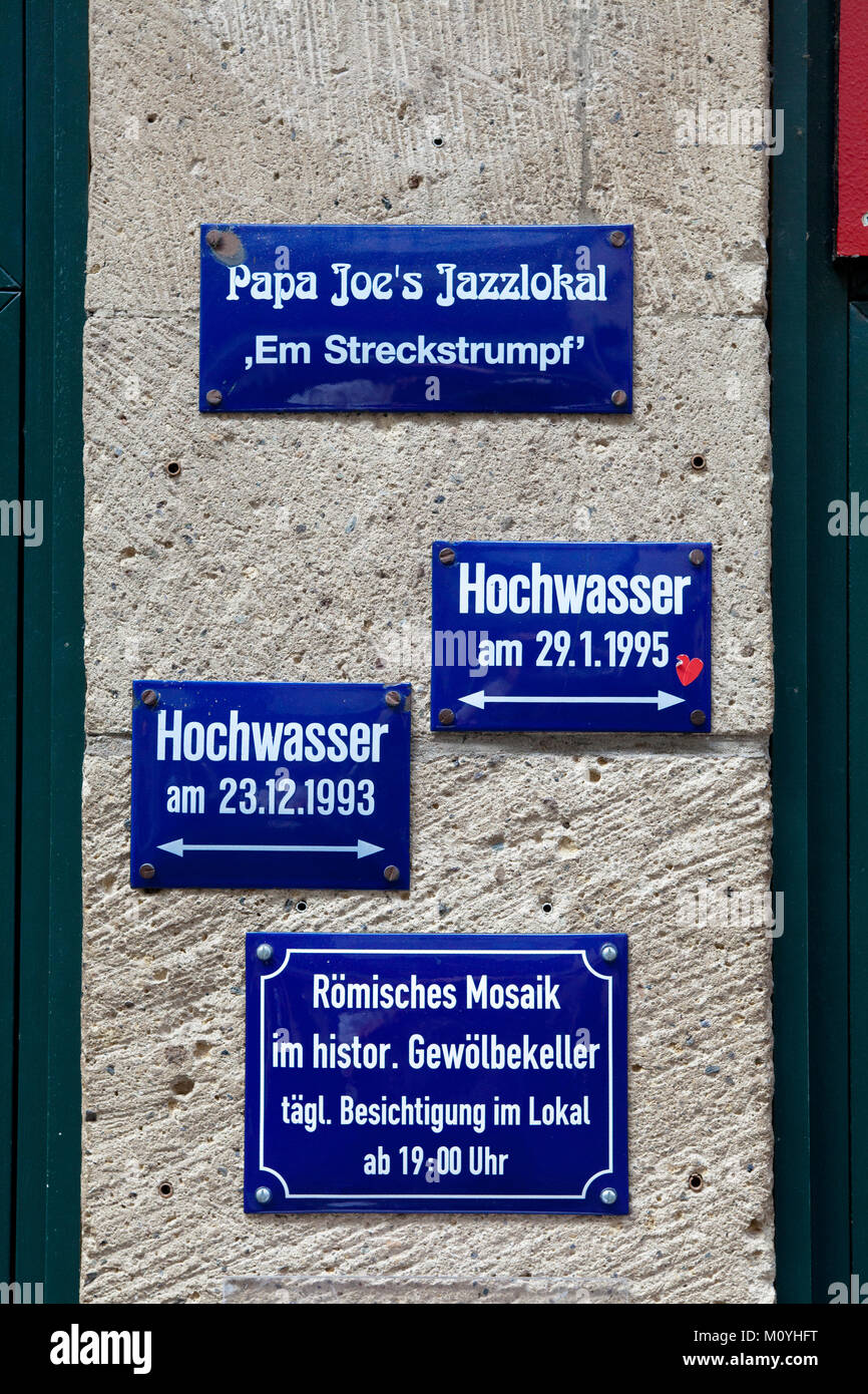 Deutschland, Köln, high-water Mark im Pub Papa Joe's Jazzlokal im alten Teil der Stadt. Deutschland, Koeln, Hochwassermarken eine dm Lokale Pap Stockfoto