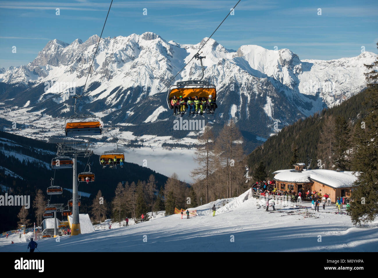 Skilift im Skigebiet Hauser Kaibling Berg, Dachstein und Ennstal im Nebel, der Region Schladming Dachstein Stockfoto