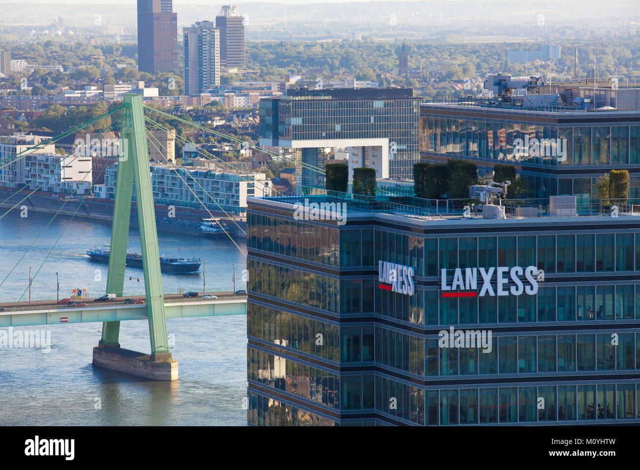 Deutschland, Köln, Blick von der Triangle Turm im Stadtteil Deutz, den Rhein, die Lanxess-Tower, die Severinsbrücke, im Hintergrund der Stockfoto