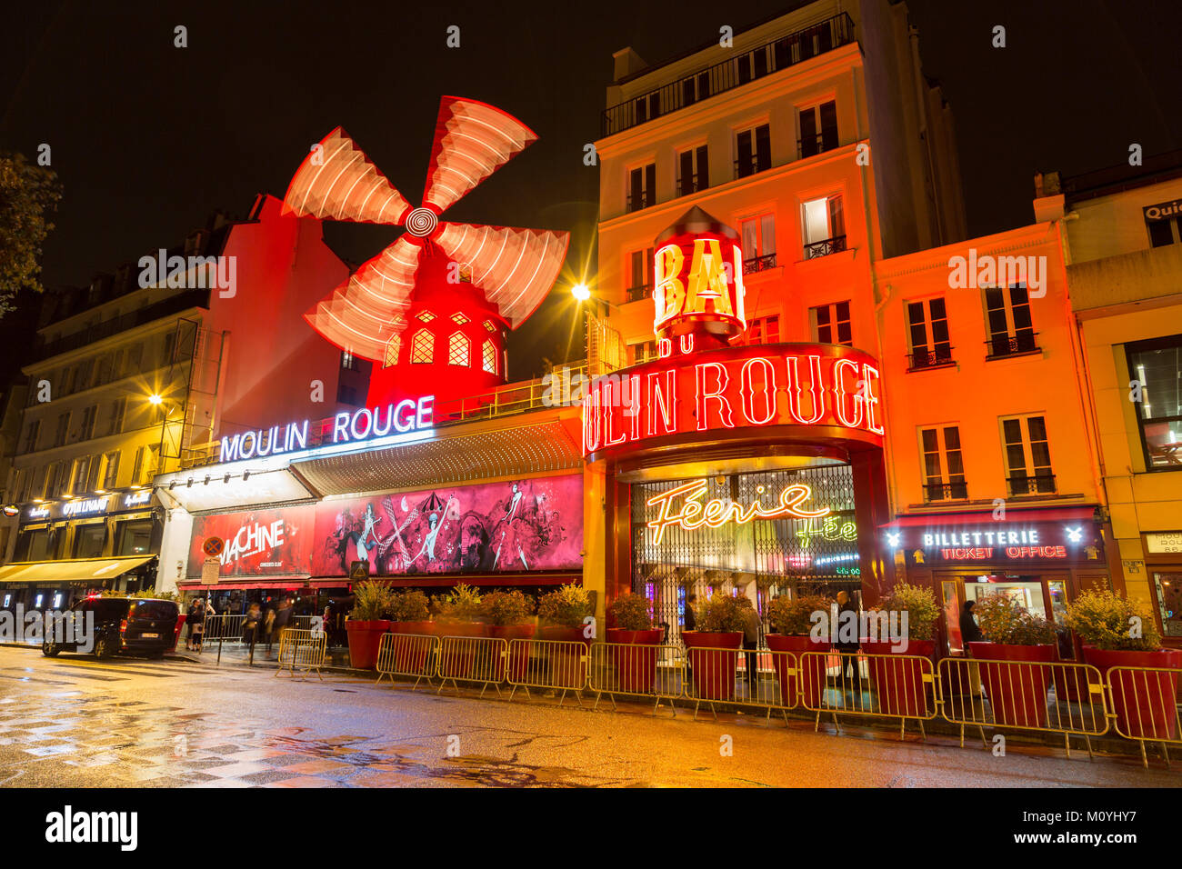 Varieté Moulin Rouge bei Nacht, Montmartre, Paris, Frankreich Stockfoto