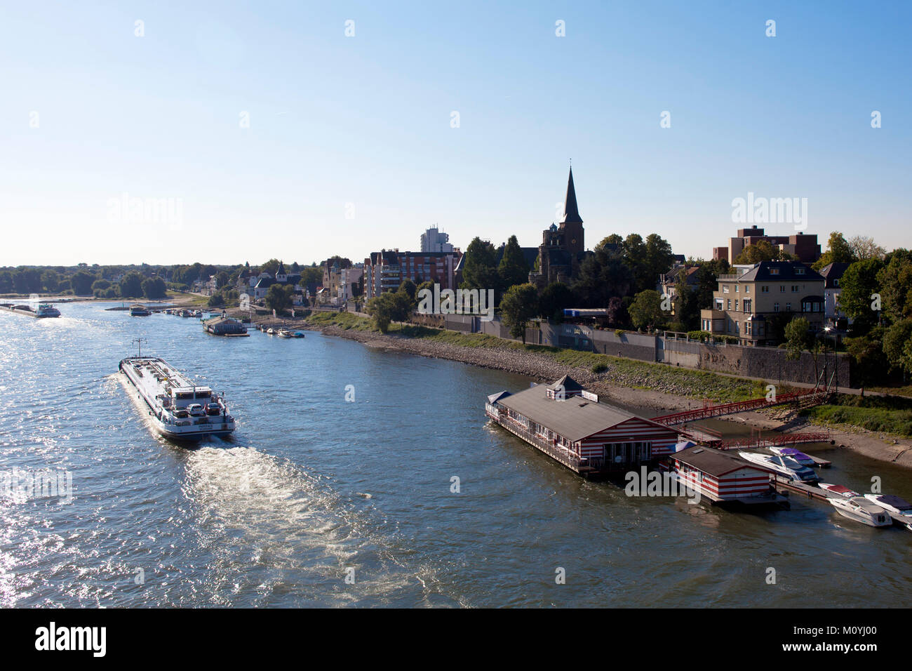 Deutschland, Köln, Aussicht auf den Bezirk Rodenkirchen mit der Kirche